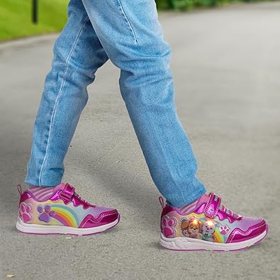 Zapatillas de deporte para niñas de Nickelodeon Paw Patrol: zapatillas deportivas ligeras y transpirables con luces LED para niños pequeños, Skye y Everest, sin cordones, para correr (para niños pequeños)