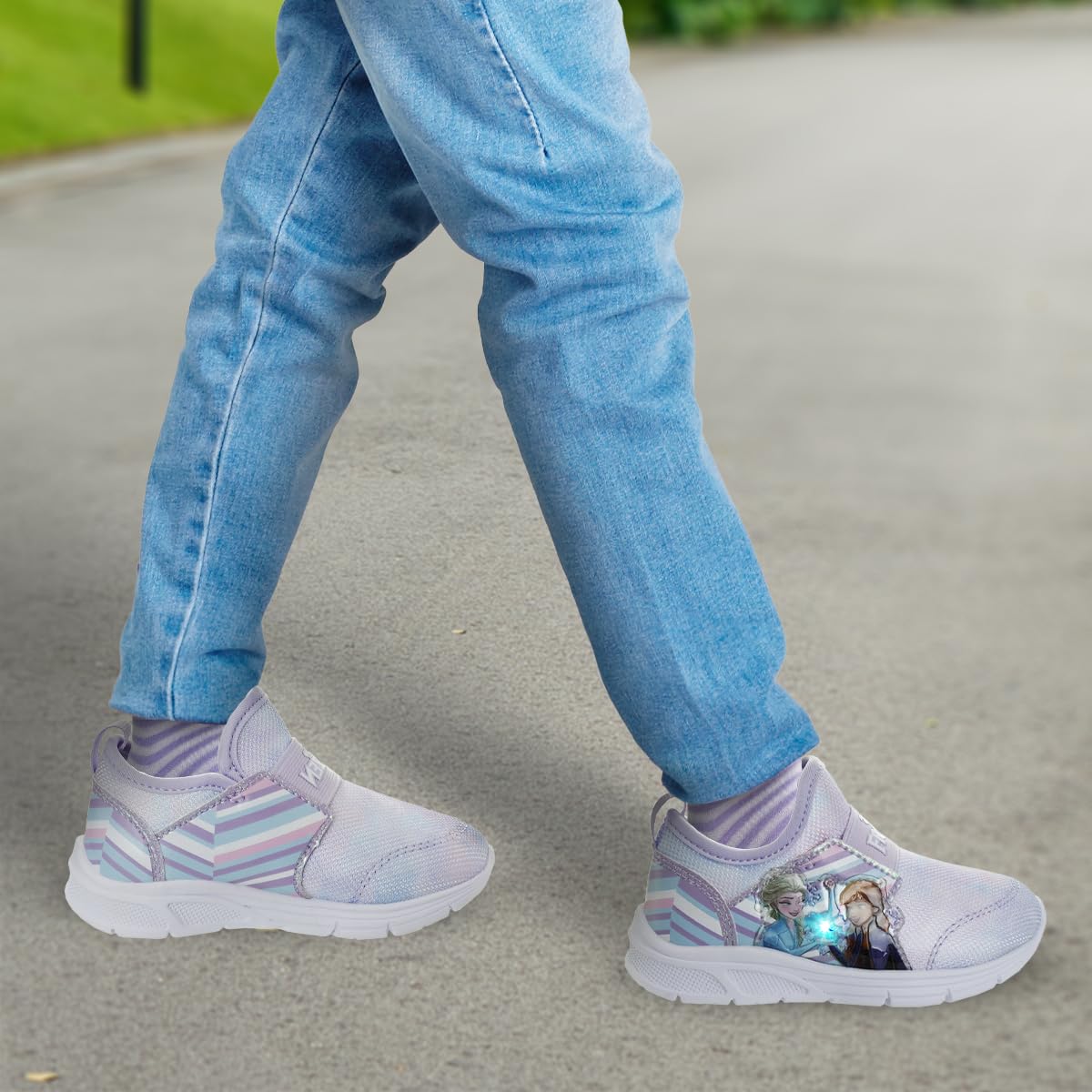 Zapatillas de deporte Frozen de Disney para niñas: zapatillas para correr sin cordones con luces (niña pequeña)